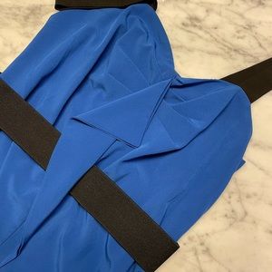 Blue short dress with black shoulder straps, black elastic belt and POCKETS